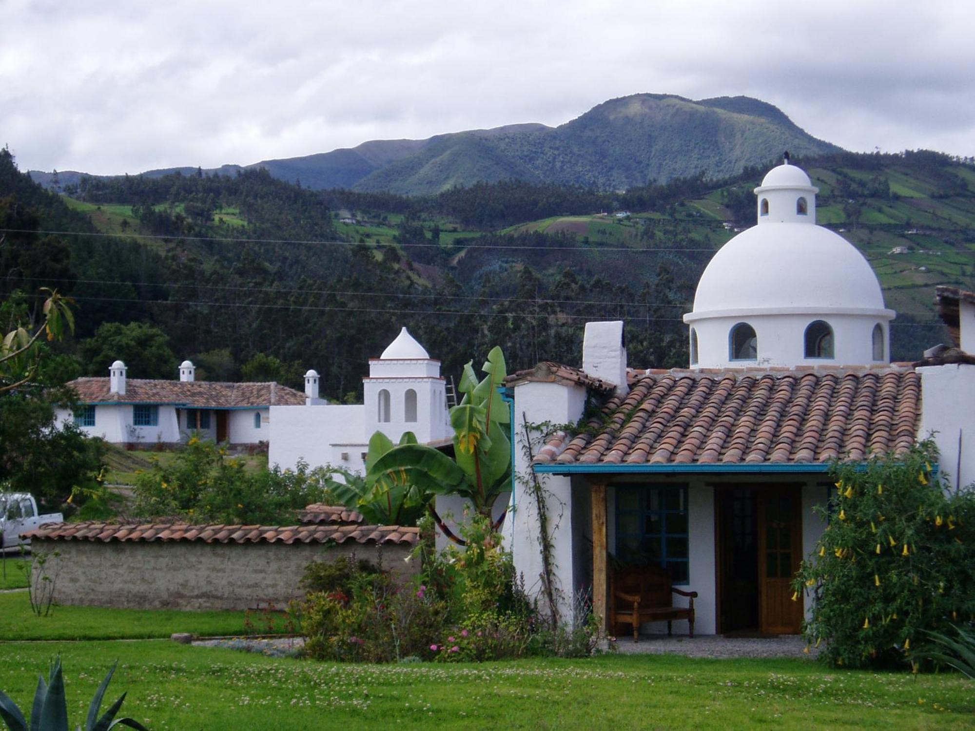 Las Palmeras Inn Otavalo Bagian luar foto